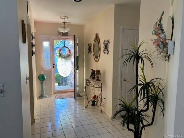 Middle Island, NY 11953,8 Ariel DR