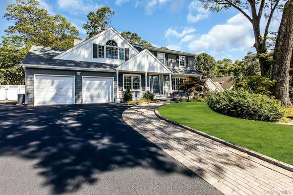 7 Whitespruce LN, Hauppauge, NY 11788