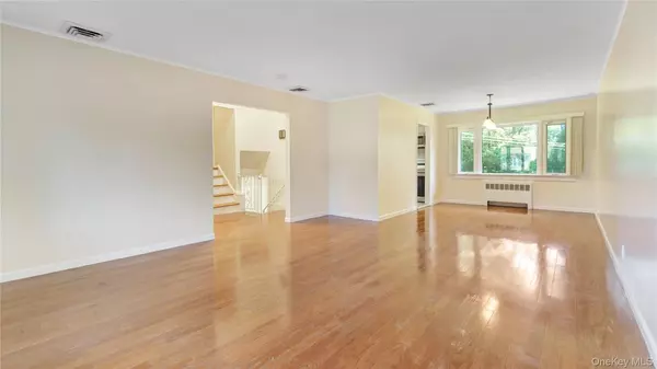 Manhasset Hills, NY 11040,115 Old Courthouse RD
