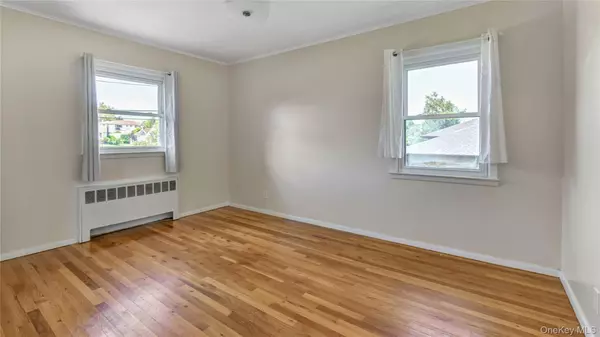 Manhasset Hills, NY 11040,115 Old Courthouse RD