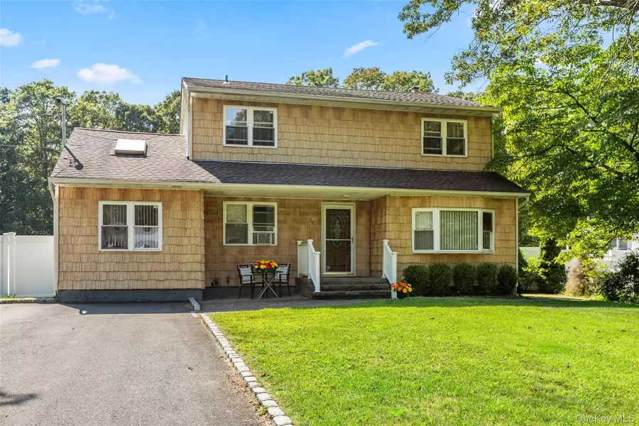 36 Garden CT, Ronkonkoma, NY 11779