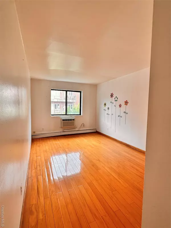 Fresh Meadows, NY 11365,71-34 163rd ST #3