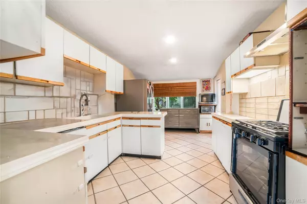 Westbury, NY 11590,211 Cantiague Rock RD