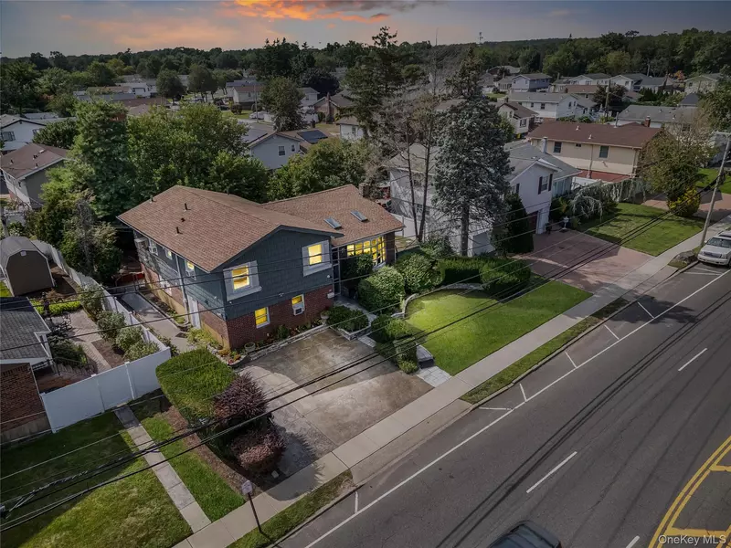211 Cantiague Rock RD, Westbury, NY 11590