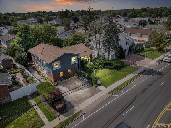211 Cantiague Rock RD, Westbury, NY 11590
