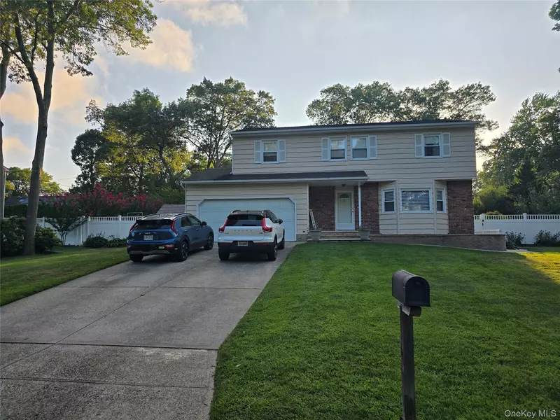 10 Elan LN, Ronkonkoma, NY 11779