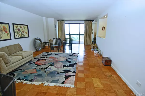 Floral Park, NY 11005,26910 Grand Central Parkway #31G