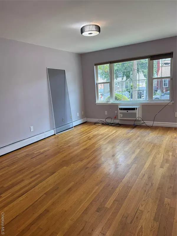 Rosedale, NY 11422,140-08 243rd ST #1st Floor