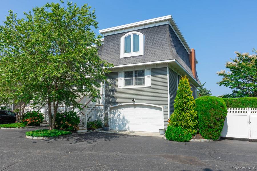 22 Salt Meadow #22, Babylon, NY 11702