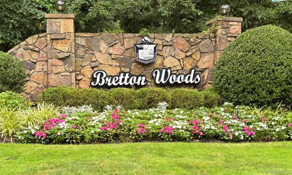 262 Brettonwoods DR, Coram, NY 11727
