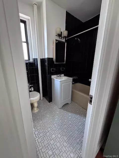 Jackson Heights, NY 11372,35-45 81 ST #D4