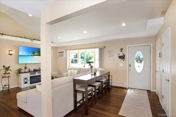 Patchogue, NY 11772,460 Maple AVE