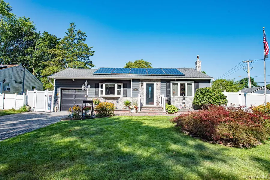 1042 Manor LN, Bay Shore, NY 11706