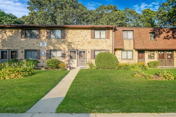 185 Newbrook #185, Bay Shore, NY 11706
