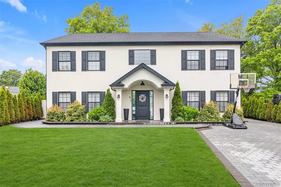 8 Family LN, Levittown, NY 11756