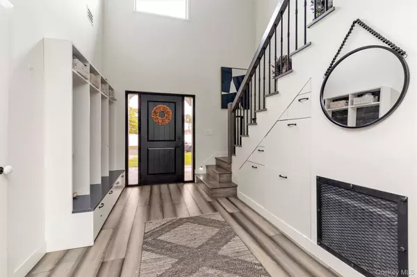 Levittown, NY 11756,8 Family LN