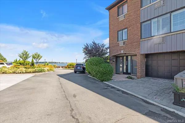 Whitestone, NY 11357,154-23 Riverside DR #10B