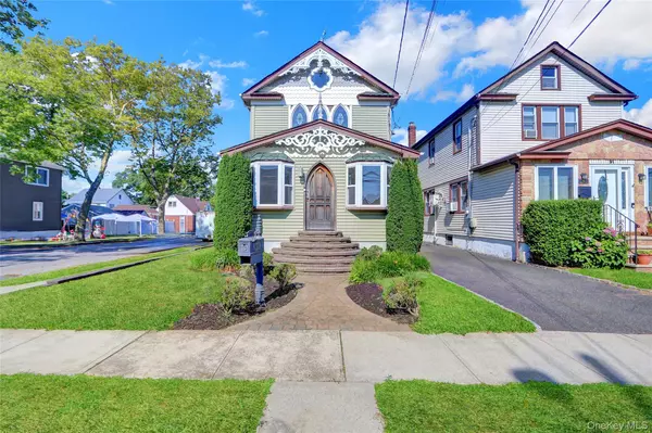 89 Rolling ST, Lynbrook, NY 11563