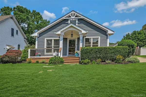 13 Washington ST, Sayville, NY 11782