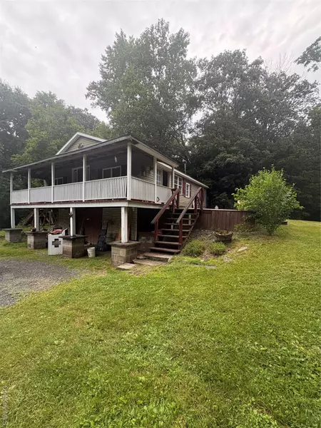 8 Orchard RD, Hyde Park, NY 12538