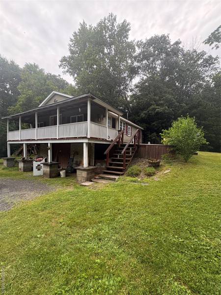 8 Orchard RD, Hyde Park, NY 12538