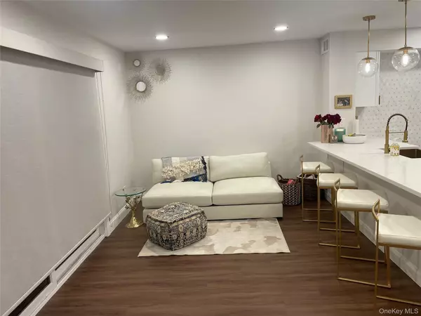 1 Anchorage WAY #201, Freeport, NY 11520