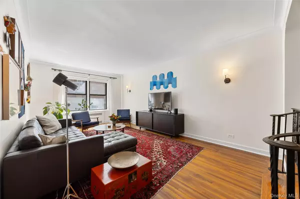 Jackson Heights, NY 11372,3535 75th ST #123