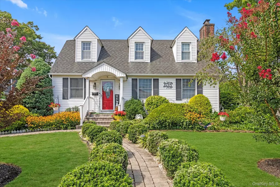 635 Rockland ST, Westbury, NY 11590