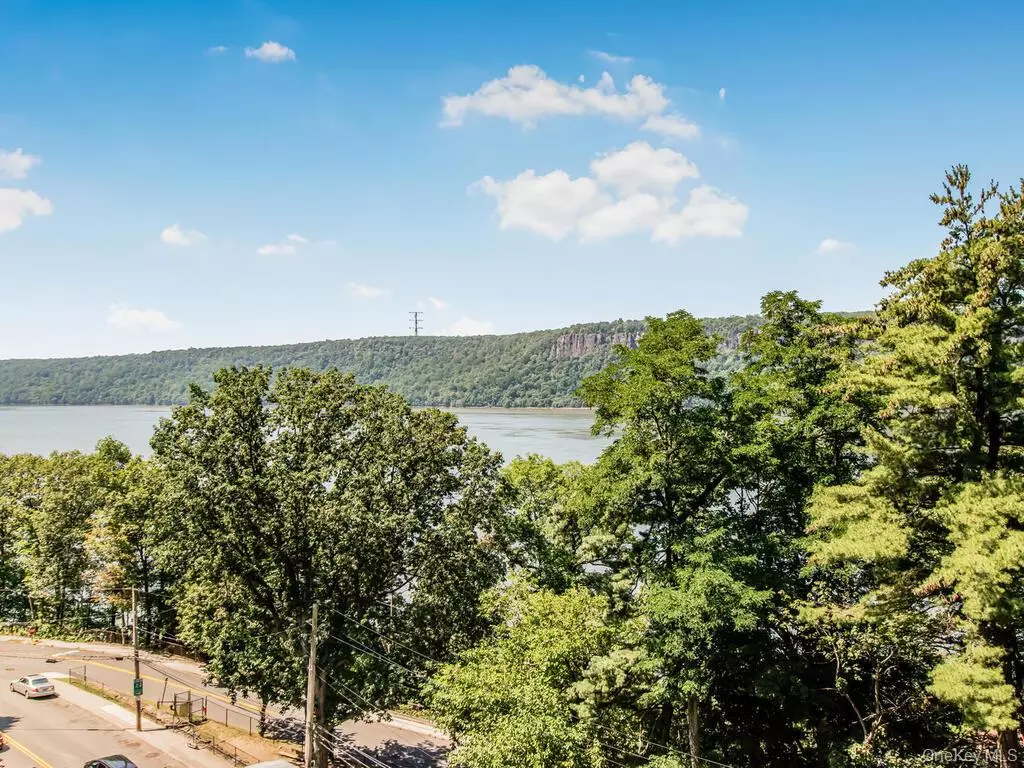 Yonkers, NY 10701,1020 Warburton AVE #8F