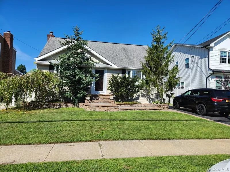 13 Metropolitan AVE, North Bellmore, NY 11710