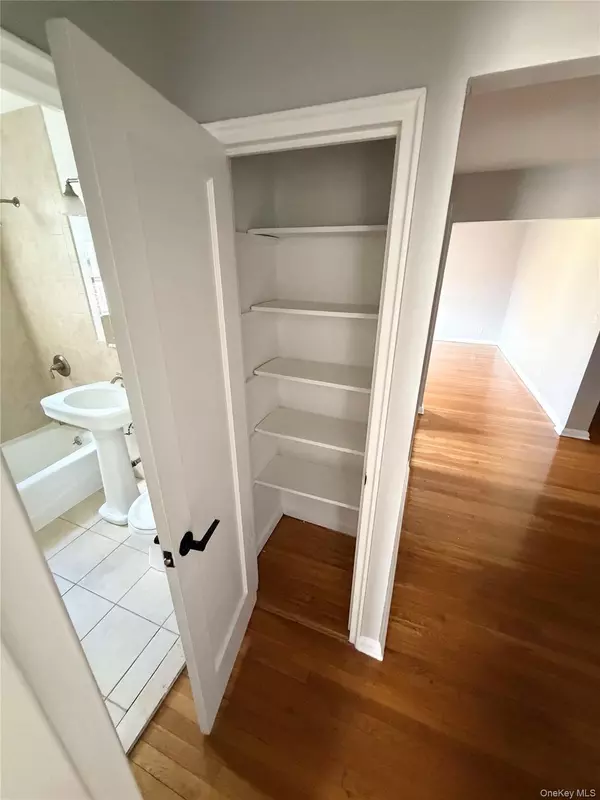 Yonkers, NY 10710,1537 Central Park AVE ##E8