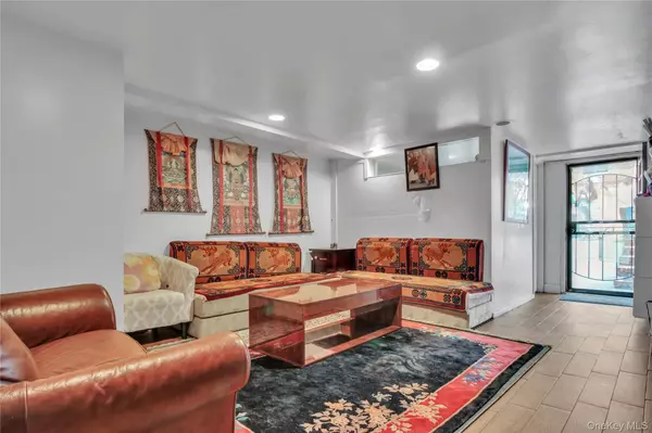 Elmhurst, NY 11373,52-22 Van Loon ST