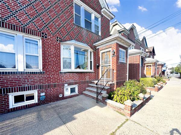 Middle Village, NY 11379,7965 69th RD #2nd Floor