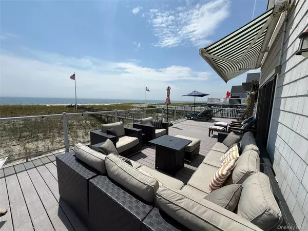 Westhampton Beach, NY 11978,717 Dune RD