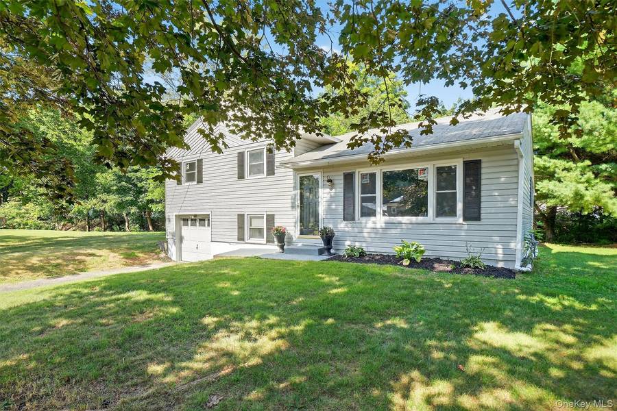 10 Flamingo DR, Newburgh, NY 12550