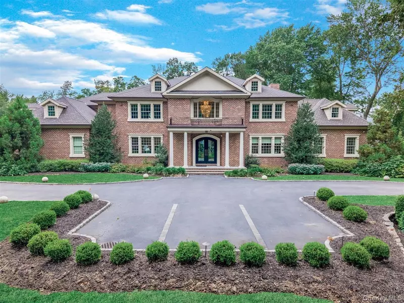 1 Harriman DR, Sands Point, NY 11050