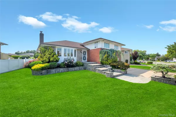 Westbury, NY 11590,690 Edgewood DR