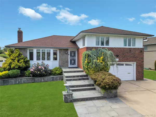 690 Edgewood DR, Westbury, NY 11590