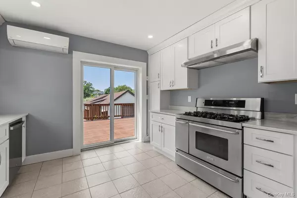 Massapequa, NY 11758,94 Alhambra RD