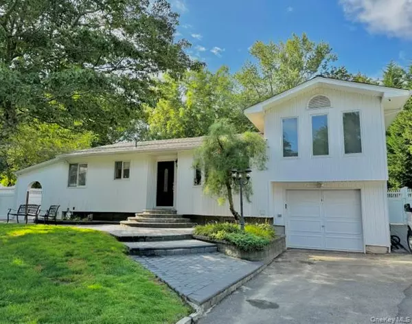 Coram, NY 11727,4 Halliday RD