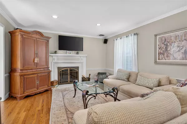 Roslyn Estates, NY 11576,15 The Oaks