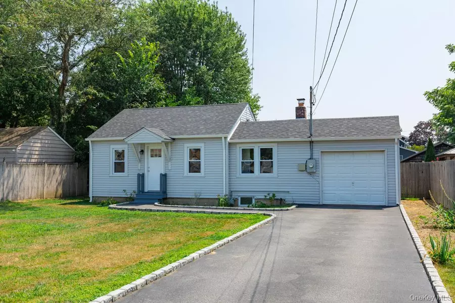 80 Kensington CT, Copiague, NY 11726