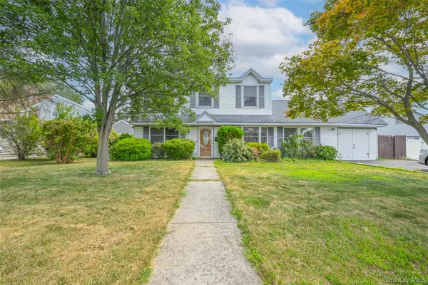 19 Griddle LN, Levittown, NY 11756