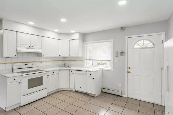 Hicksville, NY 11801,27 Apollo LN