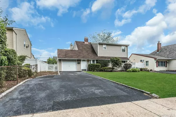 Hicksville, NY 11801,27 Apollo LN