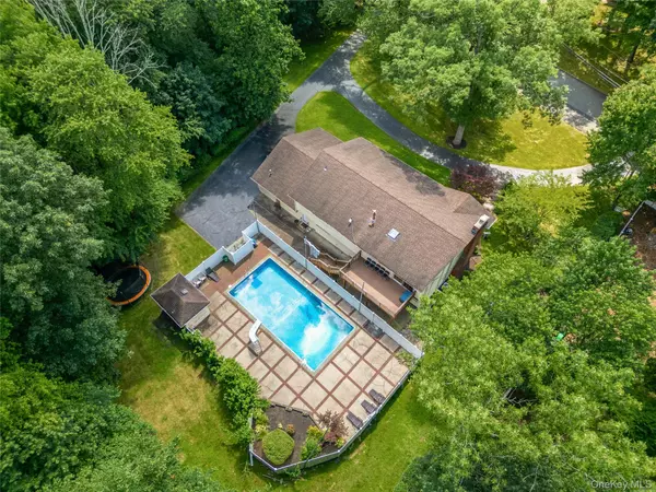6 Cannan RD, Chestnut Ridge, NY 10952