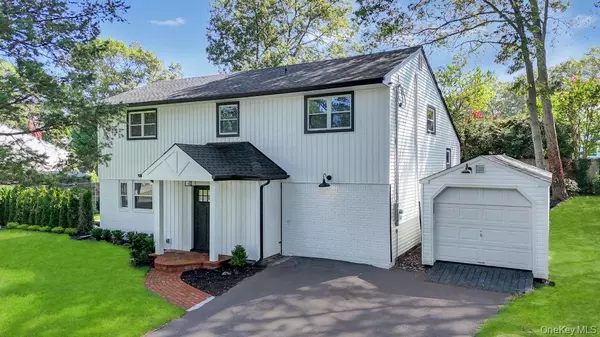 105 Julbet DR, Sayville, NY 11782