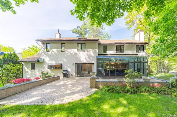 Manhasset, NY 11030,12 Bolton DR