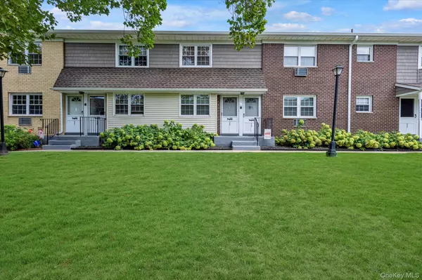 5206 Wilshire Lane #5206, Oakdale, NY 11769