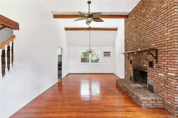 Middle Island, NY 11953,110 E Bartlett RD